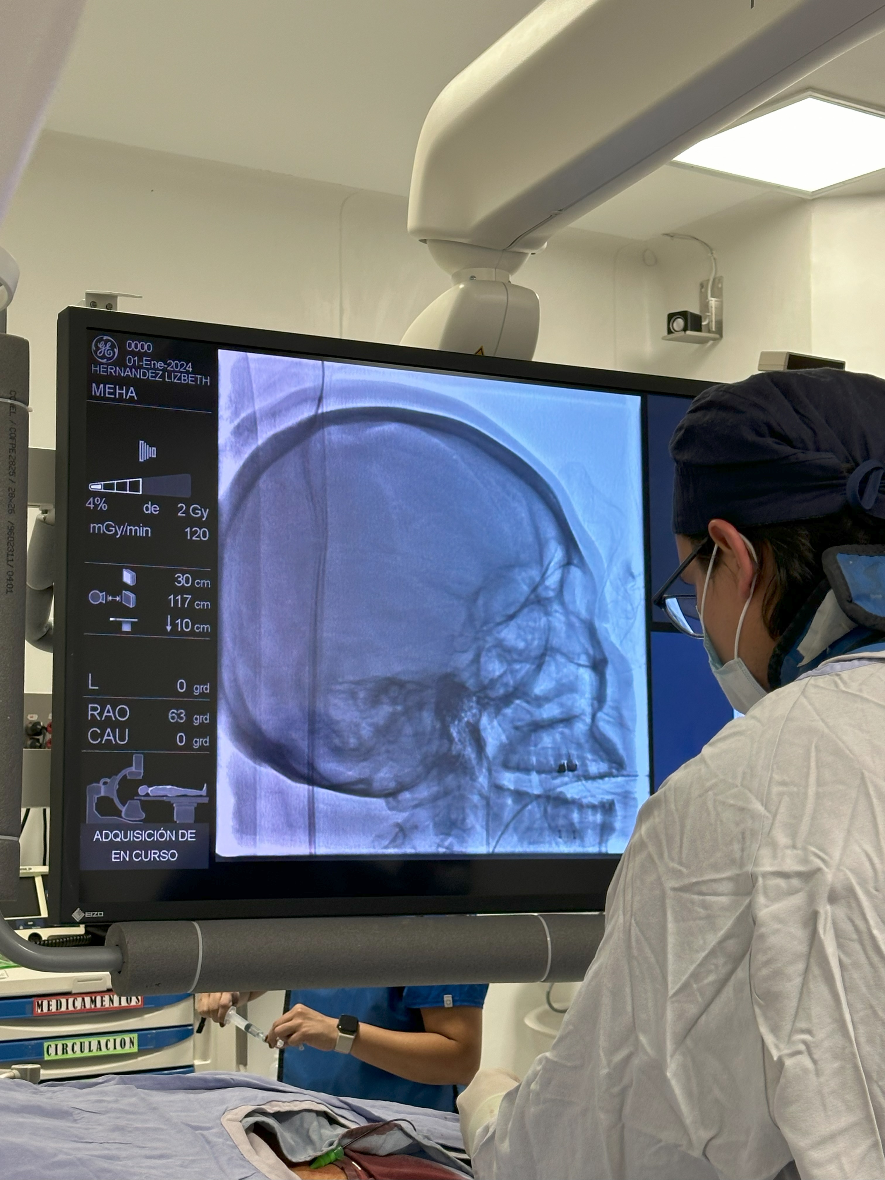 Doctor con ropa quirúrgica color azul.